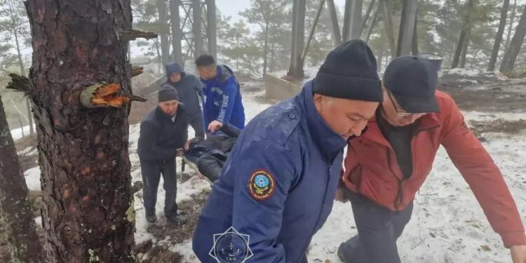 Щучинскідегі тау бөктерінде ер адам құлап, жарақат алды