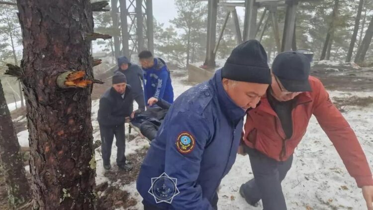 Щучинскідегі тау бөктерінде ер адам құлап, жарақат алды