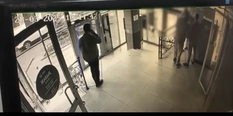 Оралда терминалдан 680 мың теңге ұрлаған үш күдікті ұсталды