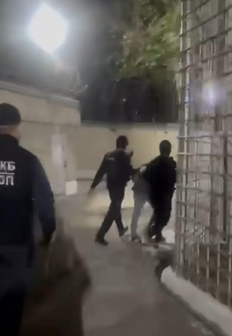 Шымкентте блогер ұсталды: мұғалімнен ақша талап еткен