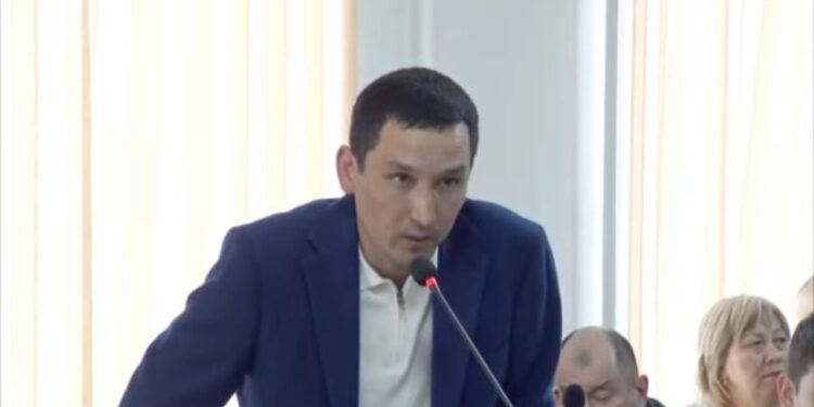 «Балаң денсаулығымен жауап береді»: Шерзаттың әкесі жанжал қалай басталғанын айтты