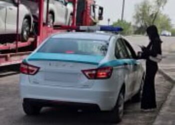 17 жастағы қызға көлік ұсынған полицейлер жазаланды