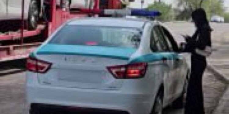 17 жастағы қызға көлік ұсынған полицейлер жазаланды