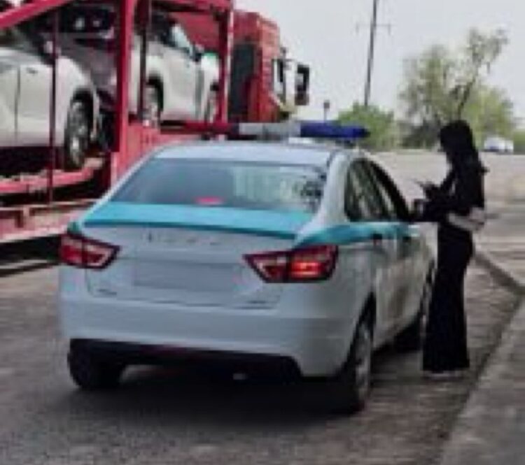 17 жастағы қызға көлік ұсынған полицейлер жазаланды