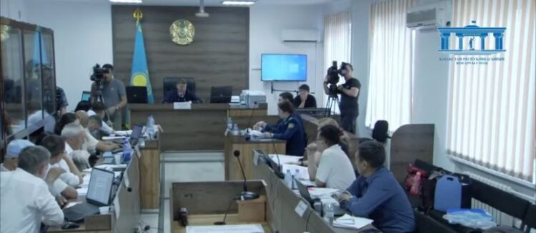 Шерзатқа пышақ ұрған – қызыл кепка киген жігіт