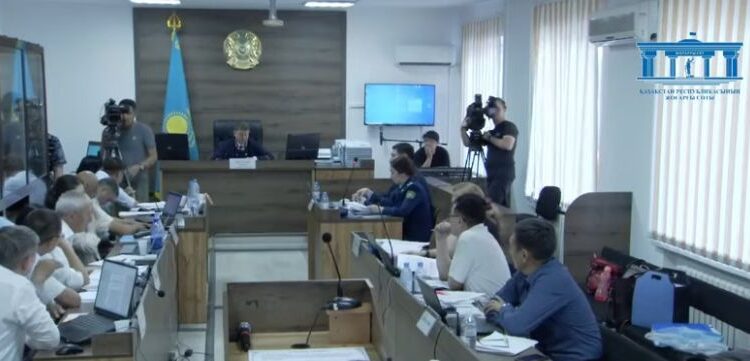 Шерзатқа пышақ ұрған – қызыл кепка киген жігіт