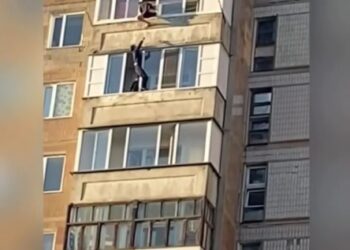 Қарағандыда полицейлер 9-қабаттан секірмек болған ер адамды құтқарып қалды