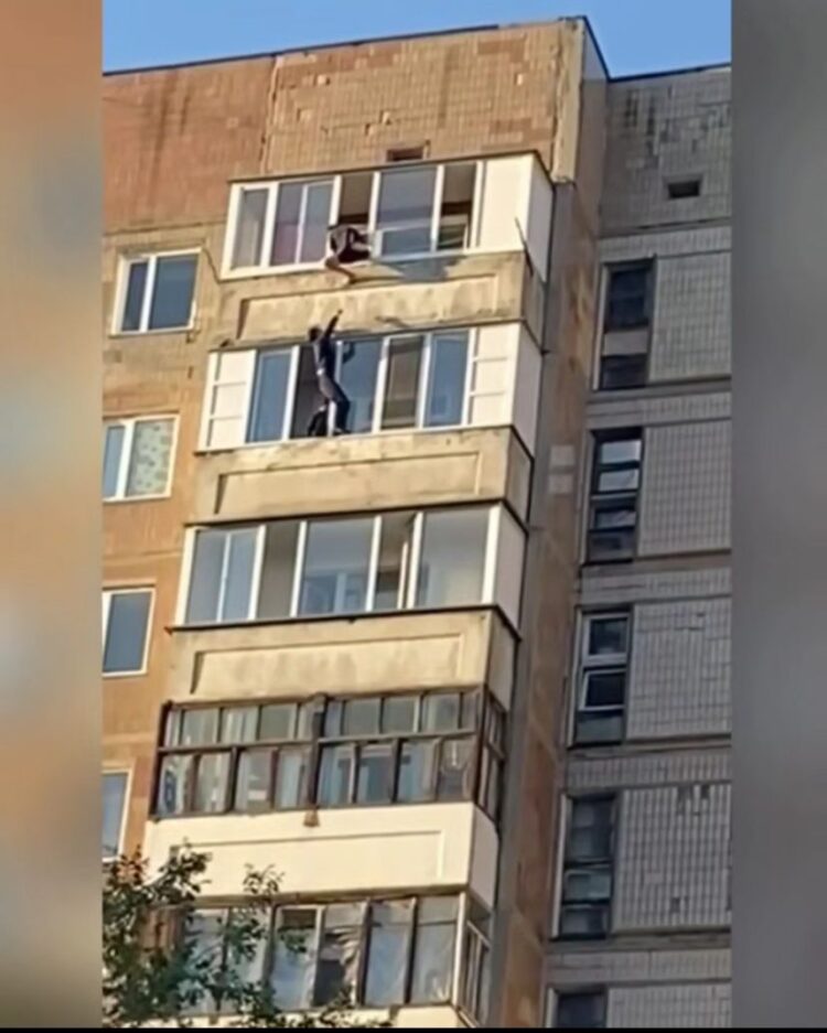 Қарағандыда полицейлер 9-қабаттан секірмек болған ер адамды құтқарып қалды