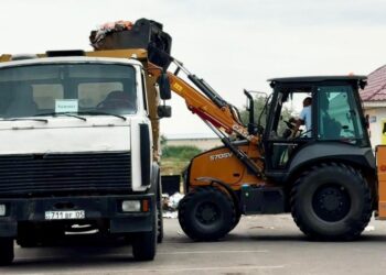 Чистота на пляжах Конаева: до 20 тонн мусора в день