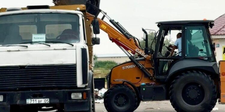 Чистота на пляжах Конаева: до 20 тонн мусора в день