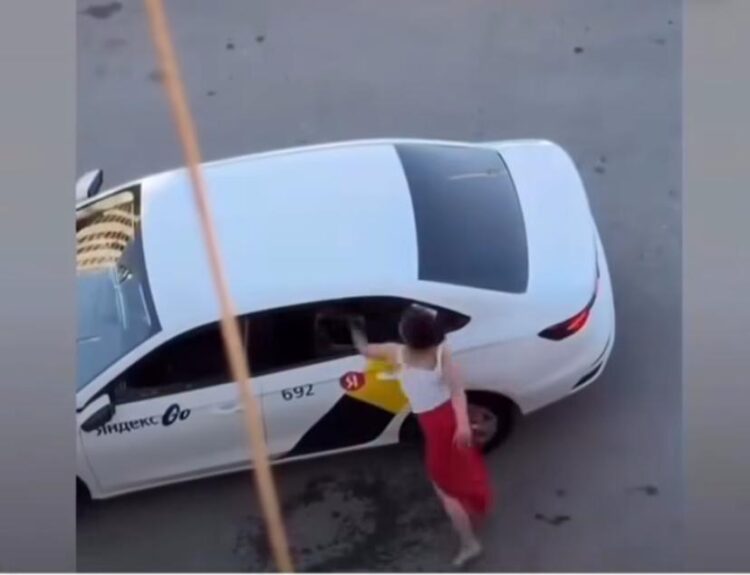 Шымкентте ашуға булыққан бойжеткен такси көлігін таспен қиратты