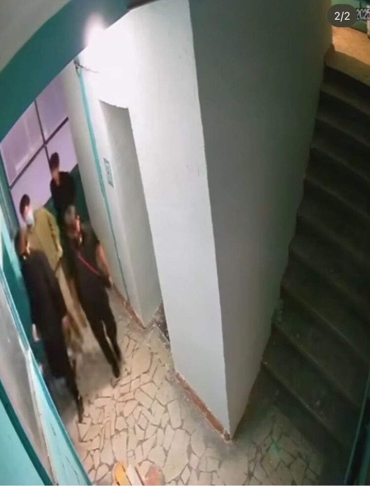 Алматыда маска киген топ балтамен жүр: Полиция пікір білдірді