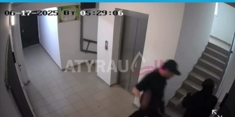 Атырауда ер адам никаб киген бойжеткенді аяусыз соққыға жықты