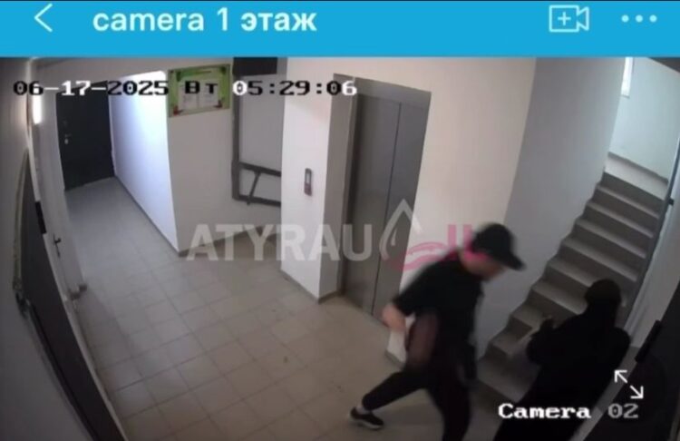 Атырауда ер адам никаб киген бойжеткенді аяусыз соққыға жықты