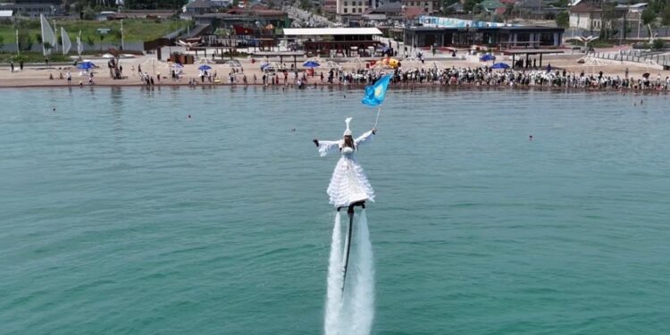 Флайборд и автопробег: в Конаеве День государственных символов отметили в необычном формате