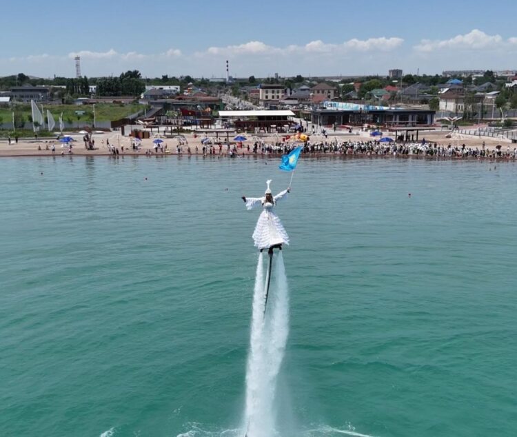 Флайборд и автопробег: в Конаеве День государственных символов отметили в необычном формате