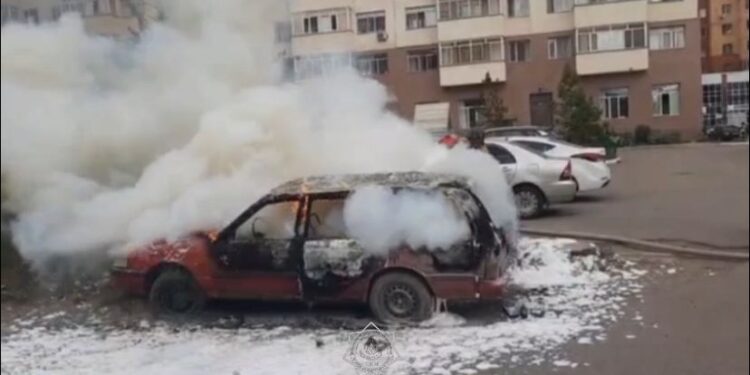 Автомобиль загорелся на парковке жилого дома в Астане: пострадавших нет