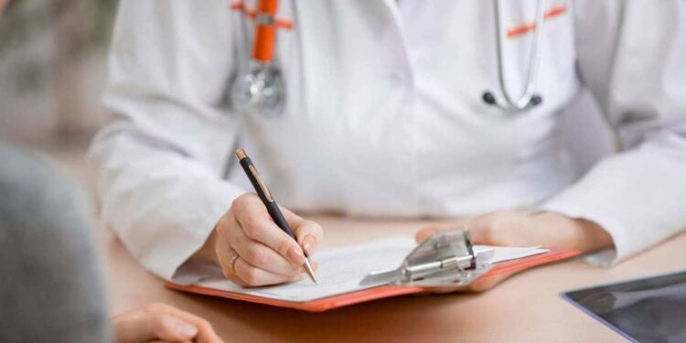 «Говорили, что грыжа, а оказался рак»: жительница Астаны обвинила врачей в халатности