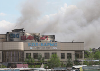 На рынке «Шанхай» в Астане произошёл масштабный пожар: обрушился потолок, пострадали спасатели