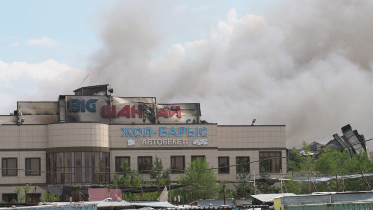 На рынке «Шанхай» в Астане произошёл масштабный пожар: обрушился потолок, пострадали спасатели