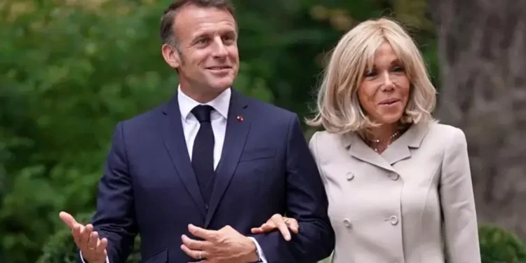 Макроны подали в суд на блогера, назвавшего Брижит мужчиной