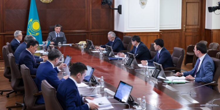 Премьер-министр потребовал навести порядок на курортах после критики Токаева