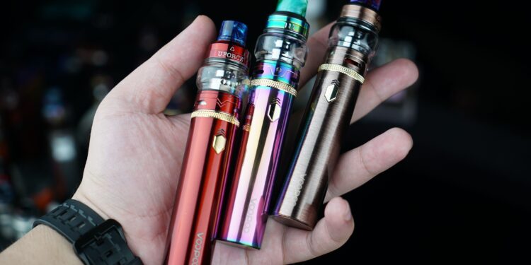 Алматыда мектеп оқушыларына сатылған вейптер тәркіленді – 1 млрд теңгенің “тыйым салынған тауары”