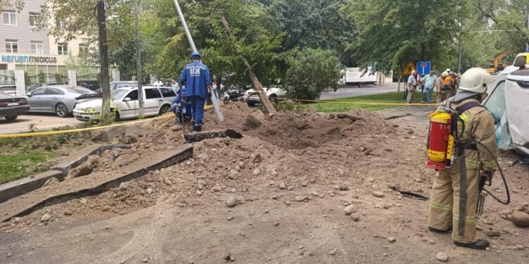 В Алматы выброс газа перевернул авто: есть пострадавшие