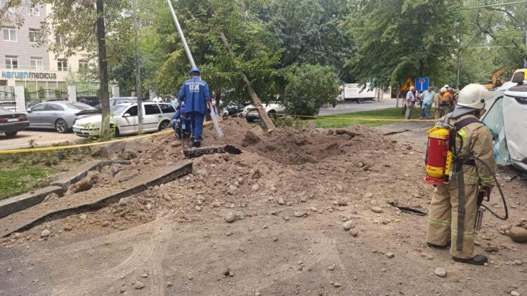 В Алматы выброс газа перевернул авто: есть пострадавшие