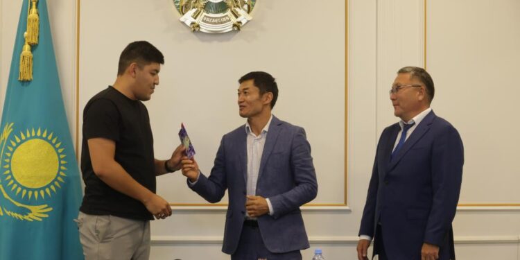 Пострадавшему при взрыве газа в Талдыкоргане вручили ключи от квартиры