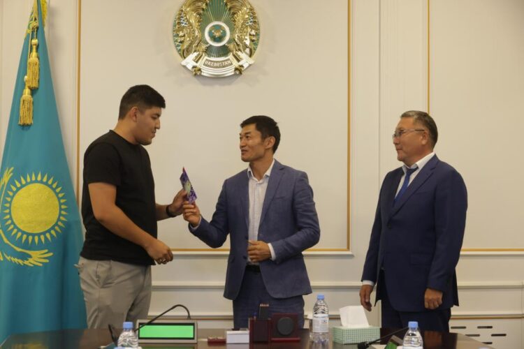 Пострадавшему при взрыве газа в Талдыкоргане вручили ключи от квартиры