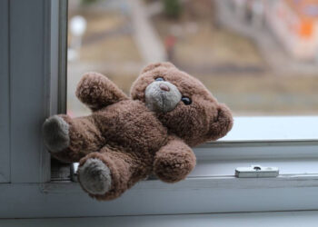 Полиция раскрыла детали инцидента с выброшенными детьми в Павлодаре