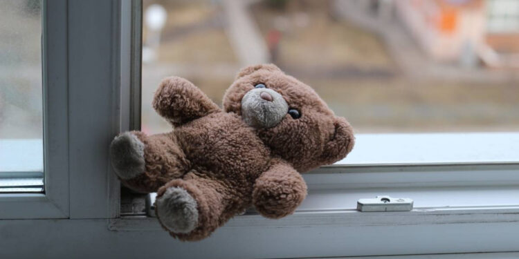 Полиция раскрыла детали инцидента с выброшенными детьми в Павлодаре