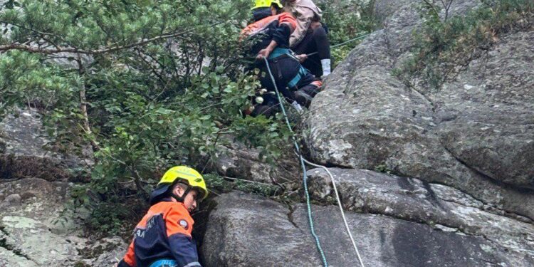 Бурабайда алты баласы бар отбасы тауға шығып, адасып кетті