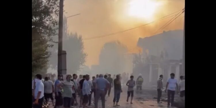 Взрыв на АЗС в Казыгурте: пострадал водитель, огонь охватил дом и торговые объекты