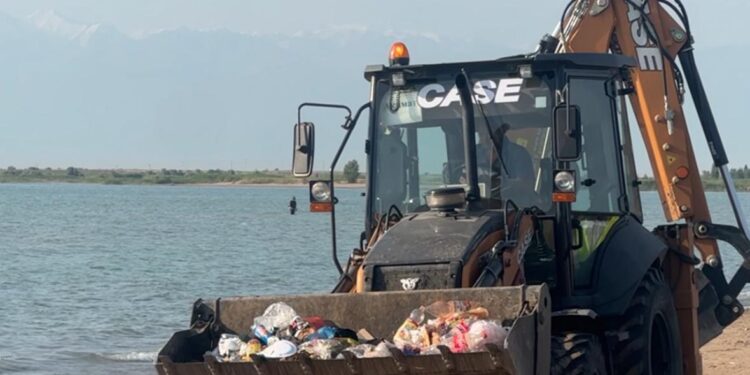 С пляжей Конаева ежедневно вывозят до 100 тонн мусора