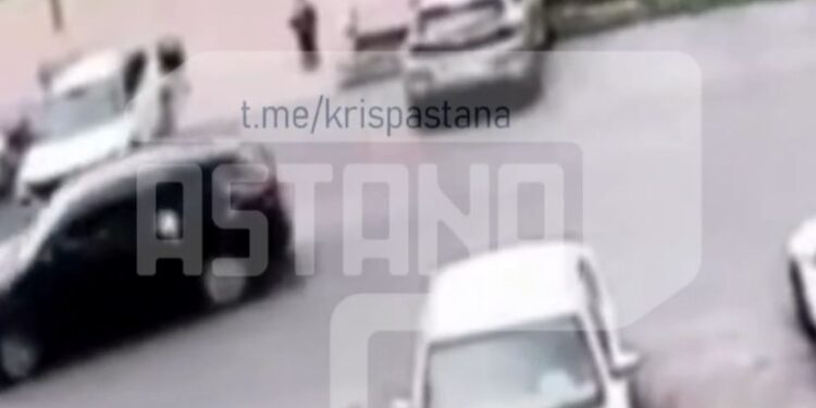 В Астане во дворе автомобиль сбил ребёнка на самокате