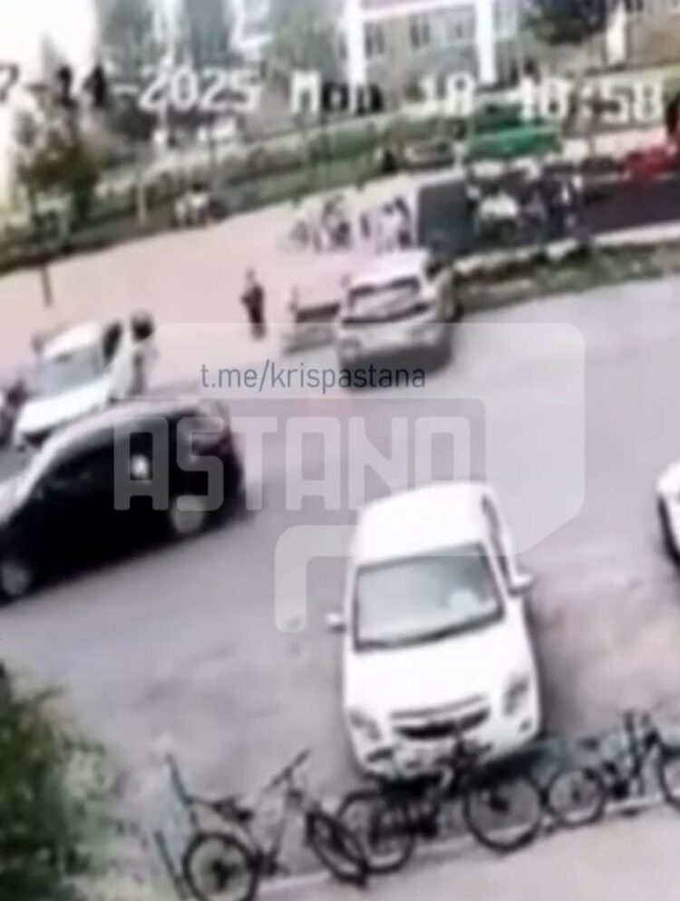 В Астане во дворе автомобиль сбил ребёнка на самокате