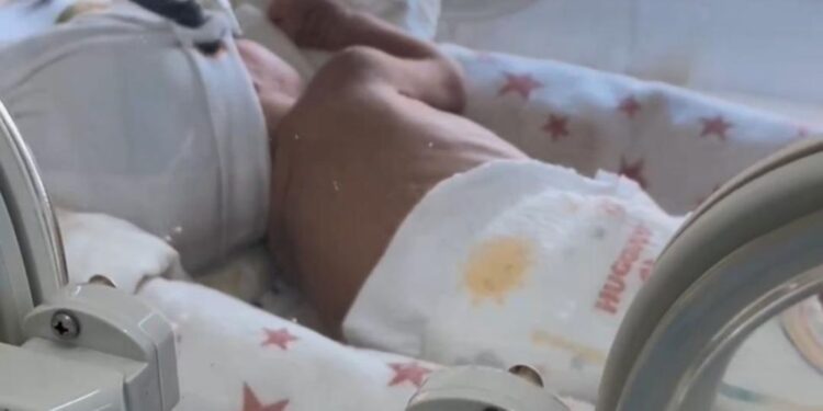 Успех лечения: Малышка весом 870 граммов выписана из Алматинской многопрофильной клинической больницы