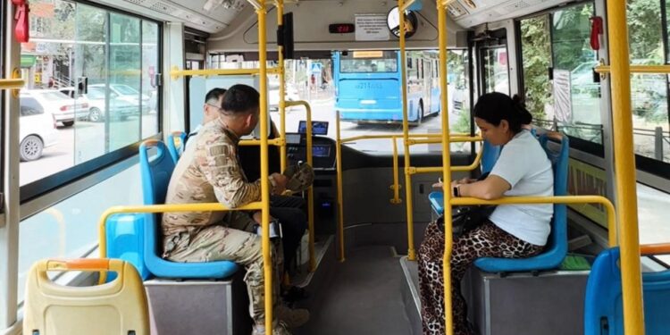 Жол ережелеріне сақ болу қажет: автобус жүргізушісі