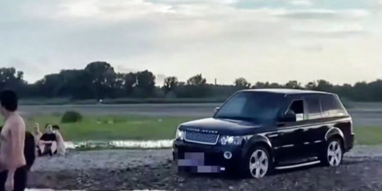 В Семее водителя Range Rover оштрафовали за езду по воде