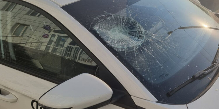 Шымкентте жолаушы сыра бөтелкесімен таксиді талқандап, кейін кешіріммен құтылды