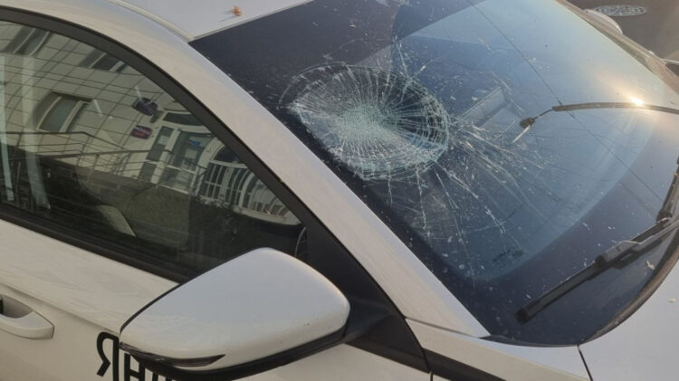 Шымкентте жолаушы сыра бөтелкесімен таксиді талқандап, кейін кешіріммен құтылды