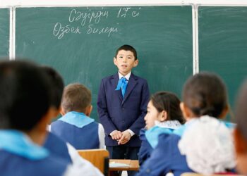 Қазақстанда 1 қыркүйекте 340 мыңнан астам бала мектеп табалдырығын аттайды