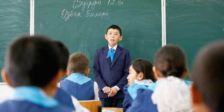 Қазақстанда 1 қыркүйекте 340 мыңнан астам бала мектеп табалдырығын аттайды