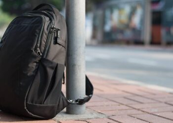 В Абайской области школьнице подбросили наркотики в рюкзак