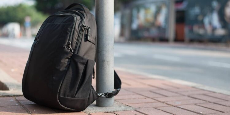 В Абайской области школьнице подбросили наркотики в рюкзак