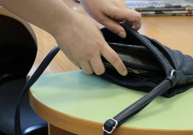 Абай облысында жасөспірім қыздың сөмкесінен есірткі табылды