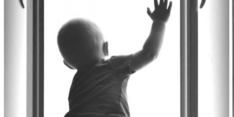 В Акмолинской области женщина выпала с семимесячным ребенком из окна