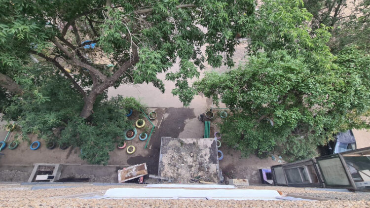 Павлодарда анасынaн бесінші қабаттан лақтырылып кеткен бала ауруханадан шықты